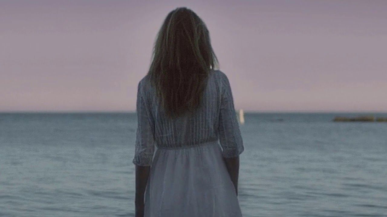 Гифки девушка спиной. Девушка у моря гиф. Девушка на берегу моря гиф. Гифка девушка и море. Девушка в платье на ветру гиф