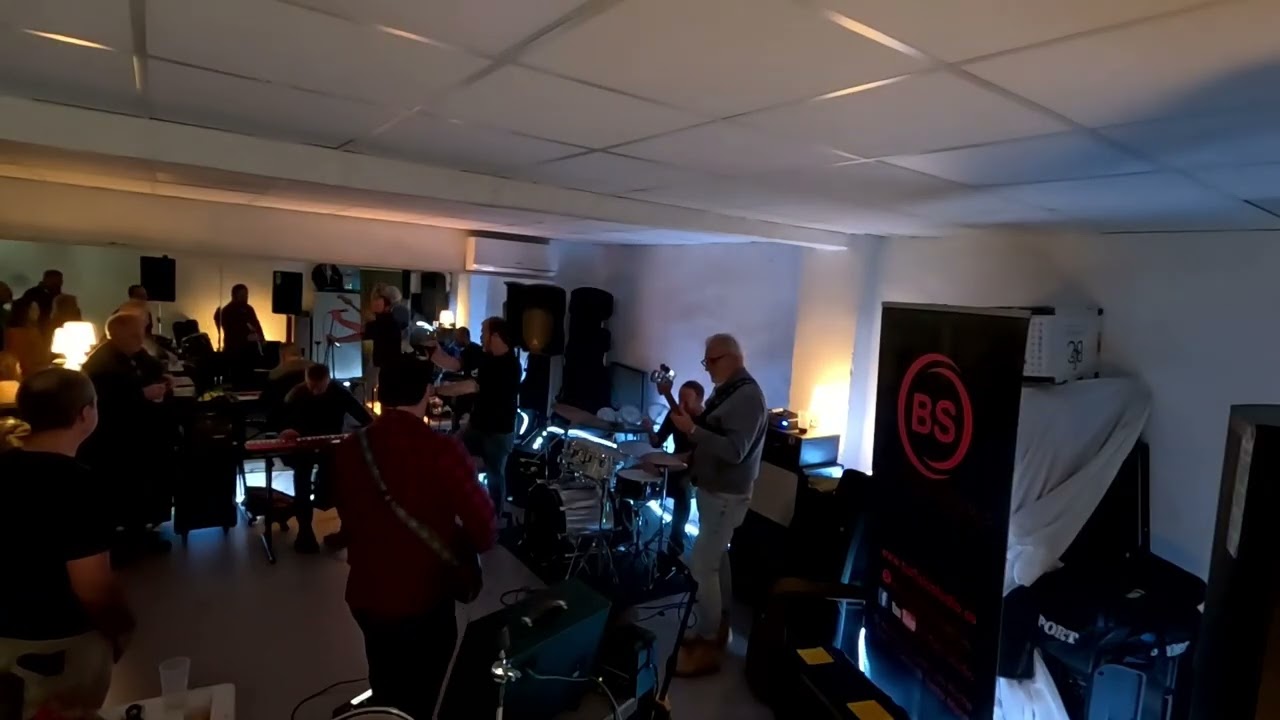 Rock entre amigos. Tiny concert en nuestro local de ensayo.