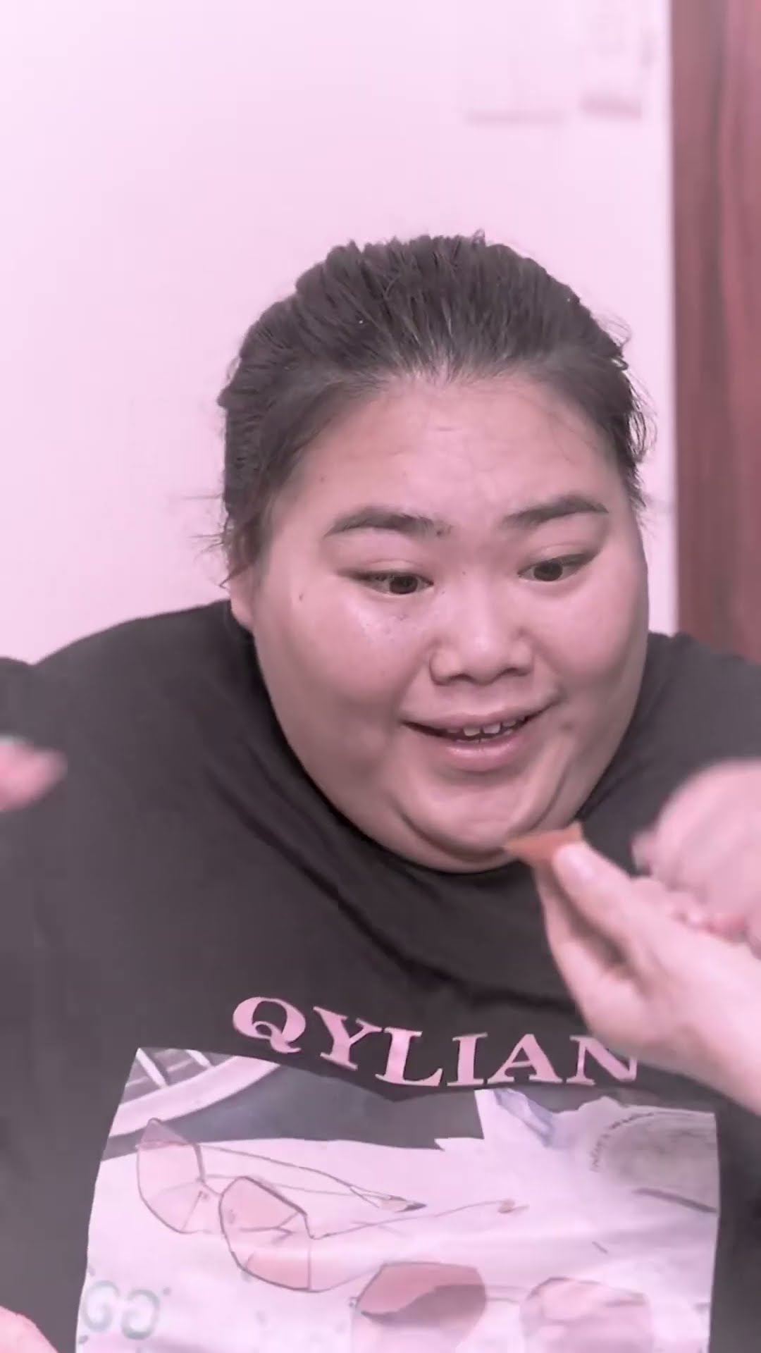 The fat girl was actually bribed by a chicken butt! #shorts#guige