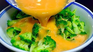 Pour the egg liquid into the broccoli. I didn't expect it to be so delicious. A chef with an annual