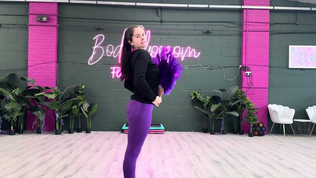 Smash - Large Feather Fan Routine