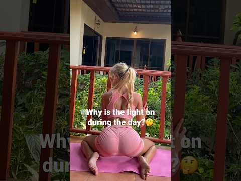 Blonde girl twerk