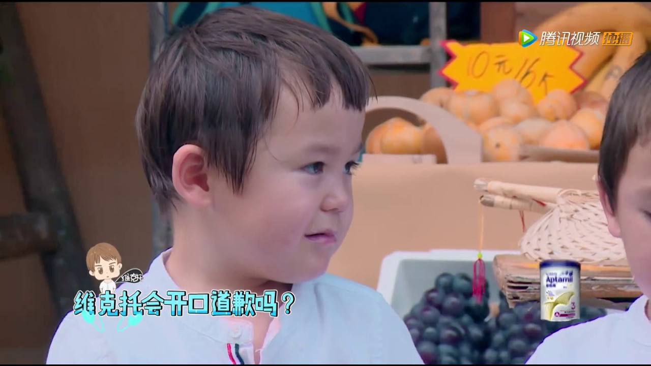 [精选花絮]笑翻了！混血双胞胎路边吃冰激凌，边睡边吃超可爱