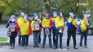 La sediile PSD, PNL, ALDE, PMP şi USR din Capitală a avut loc, joi, un flash-mob organizat de Platforma Unionistă Acțiunea 2012. Zece tineri au purtat pe feţe măşti cu domnitorii României, printre car