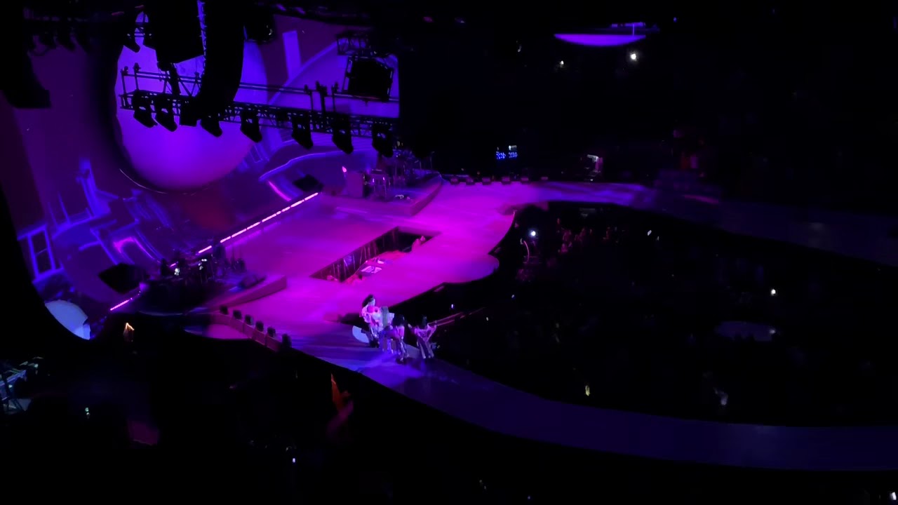 7 rings- Ariana Grande (March 22, 2019 buffalo NY)