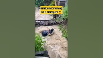 Detik² Seorang Emak² Hampir Hanyut Terbawa Arus Memang Diluar Nurul 😬 #shorts #banjir #emakemak