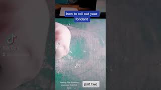 how to roll out your fondant before covering your cake