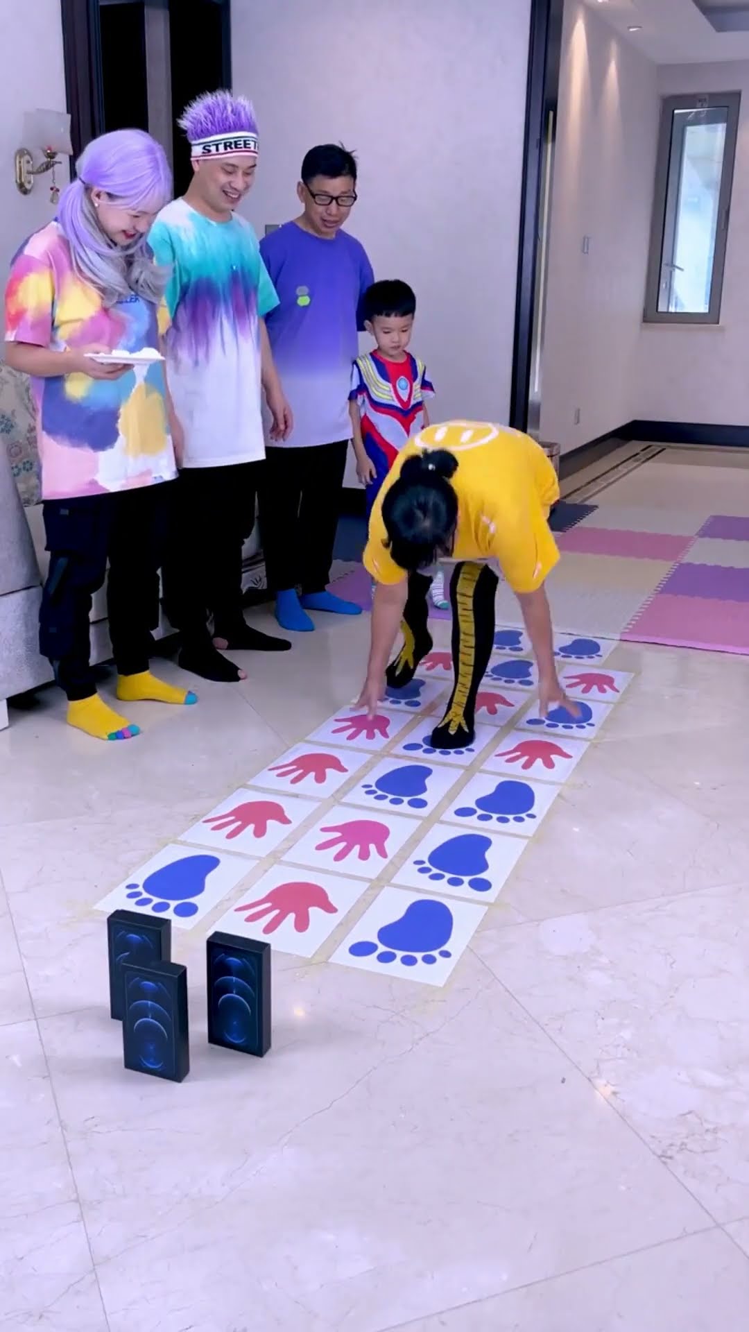 It's Really Hard To Use Both Hands And Feet To Challenge!#Funnyfamily #Partygames#Shorts#Challenge