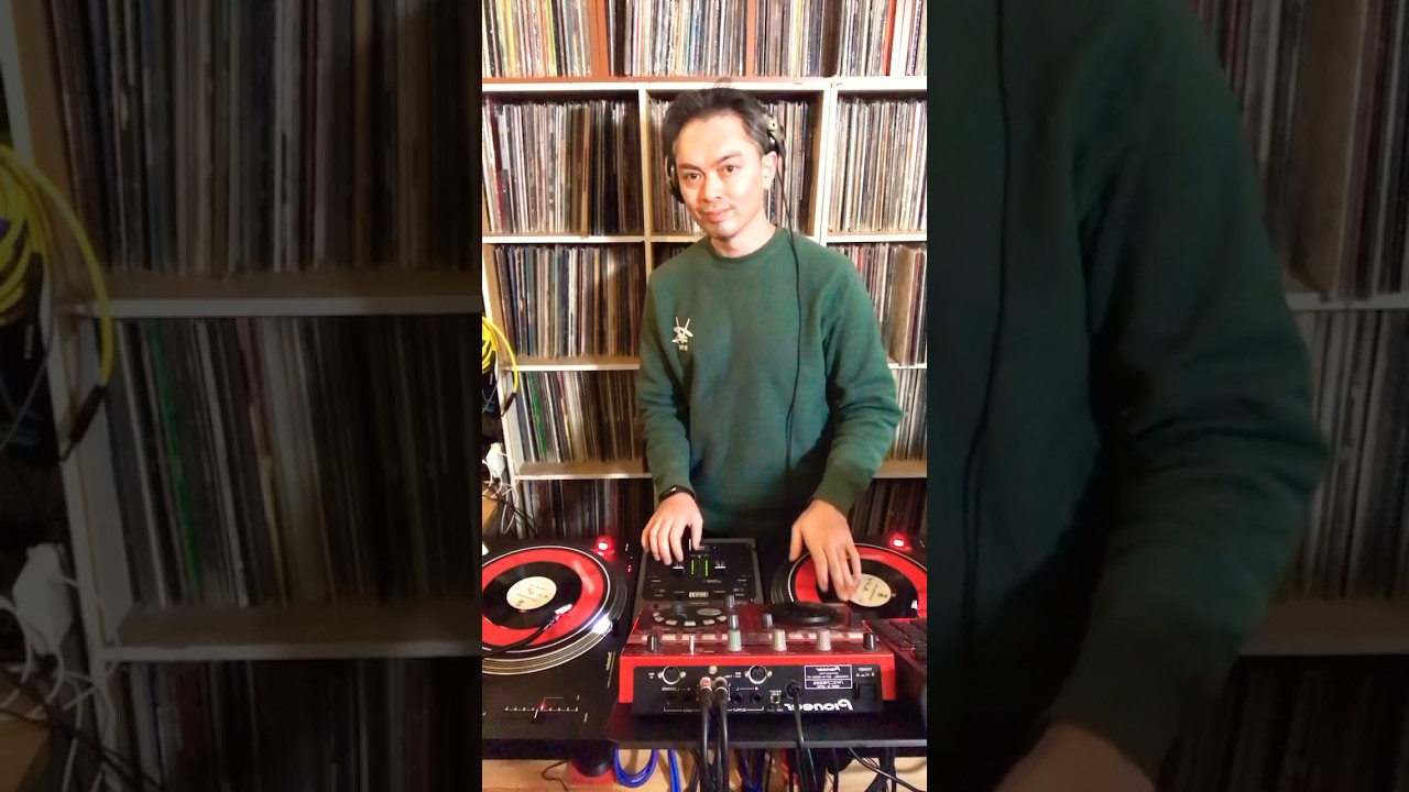 2枚の同じレコードを使ってプレーするとDJの醍醐味を味わうことが