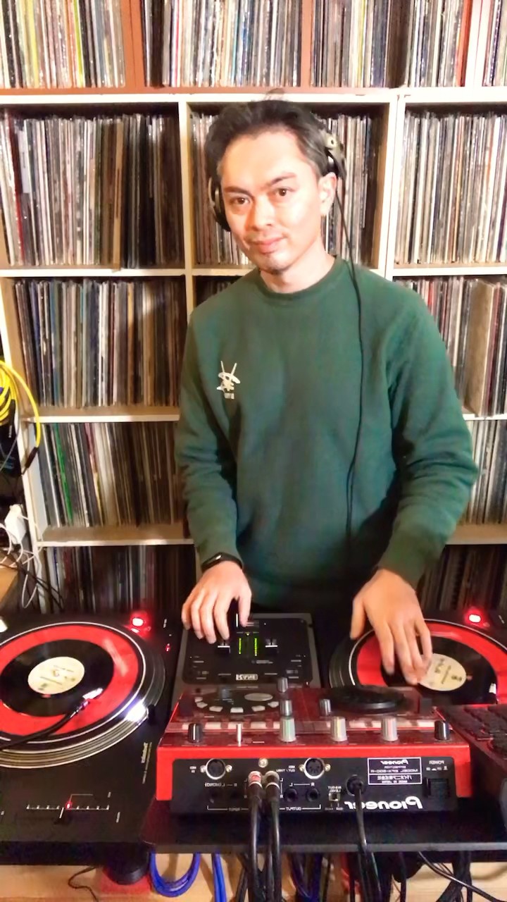 2枚の同じレコードを使ってプレーするとDJの醍醐味を味わうことが