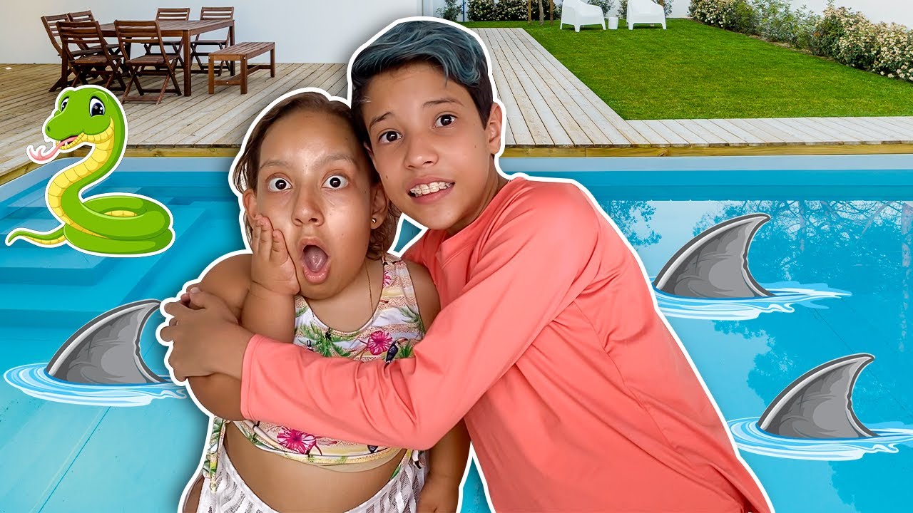 MC Divertida has fun in the pool with her friend Jessica - Família