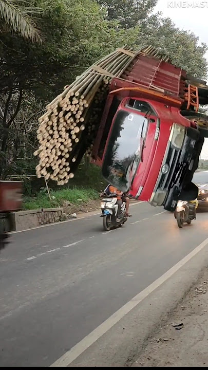 Manuver Truk Oleng Vs Truk Hino Telolet Basuri V3 #telolet #teloletbasuri #trukoleng #trukmania #fyp