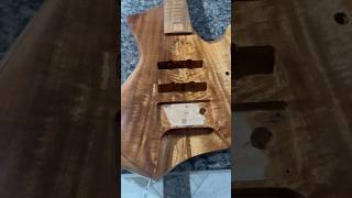 Primeira demão de verniz! #headlessbass #woodworking #5stringbass