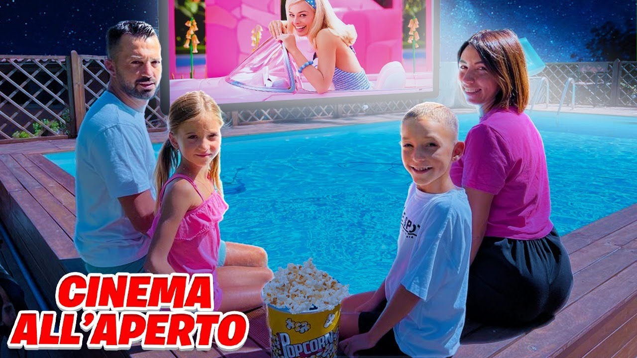 MAMMAGIULIA E FIGLIACHIARA GUARDA FILM DI BARBIE AL CINEMA IN GIARDINO CON PAPÀANTONIO E FIGLIODIEGO