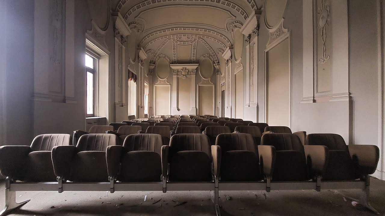 UNA SORPRESA DIETRO L'ALTRA! ESPLORAZIONE INCREDIBILE NEL COLLEGIO ABBANDONATO DA 10 ANNI