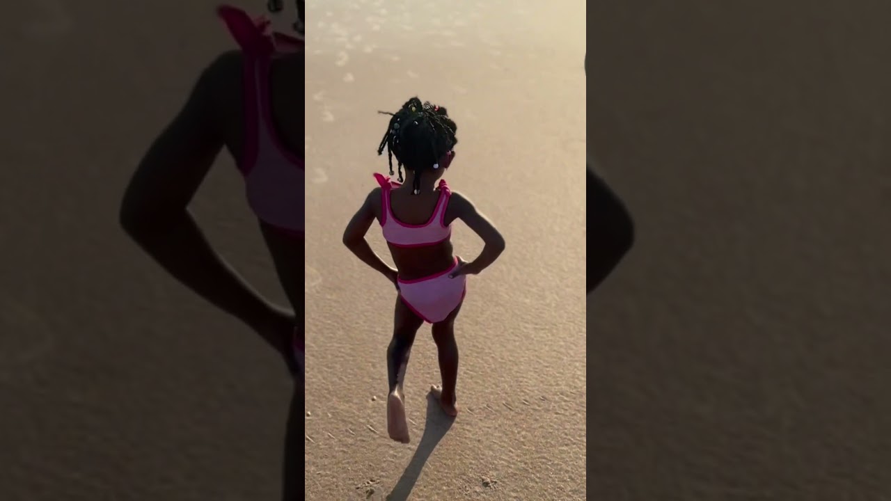 All pretty girls walk like this 