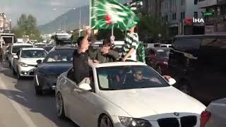 Bursaspor taraftarı şampiyonluk sonrası sokağa döküldü