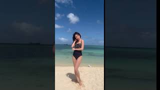 肩ひもがリボンのワンショルダーになっており、サイドにシャーリングの切り替えを落とし込んだ、ワンピースタイプ