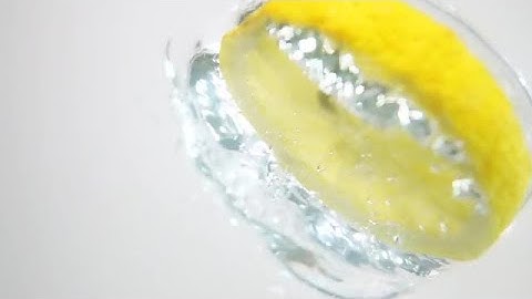 Lemon Slice Plunge Into Water Stock Video