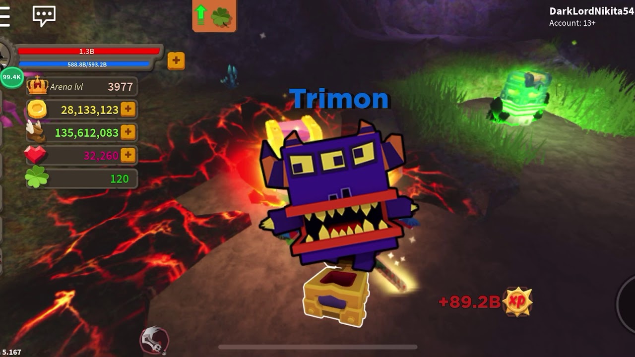 Playing giant simulator opening clover chests and leveling up swords!