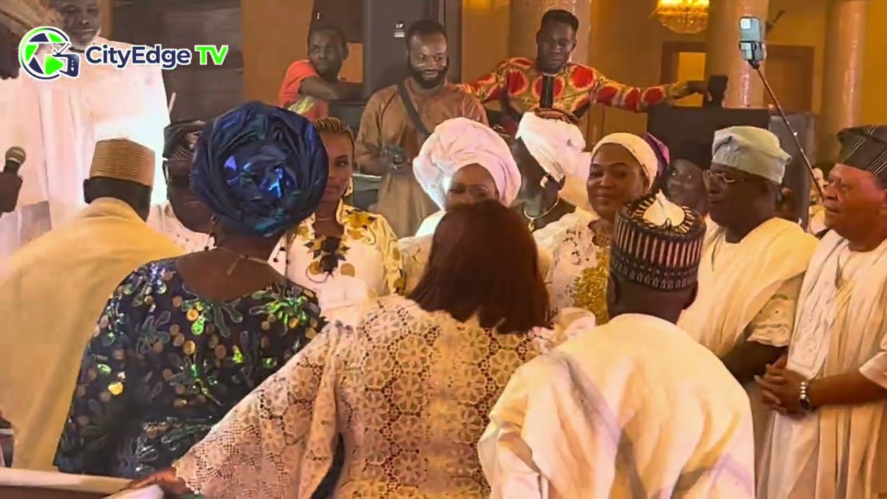 SAHEED OSUPA SURPRISED YORUBA ACTORS WITH MONEY & AWARDS AT HIS ALL WHITE PARTY