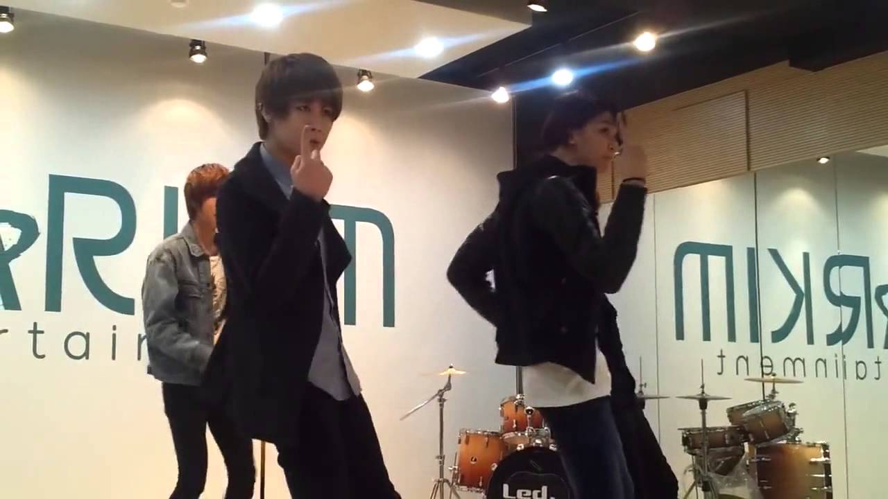 Led apple dance Dancing queen by Crayon Pop