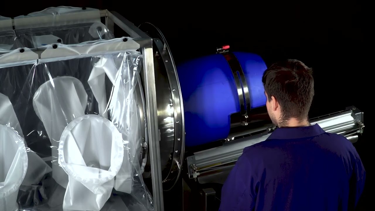 Glove bag with Iris Technology DIT® for reactor charging.