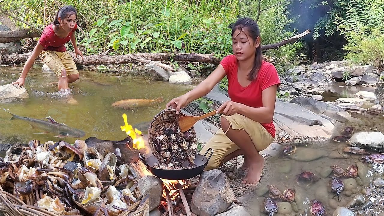 Survival skills: Catch fish in river by hand, Fish hot spicy grill for food, Catch and cook crab