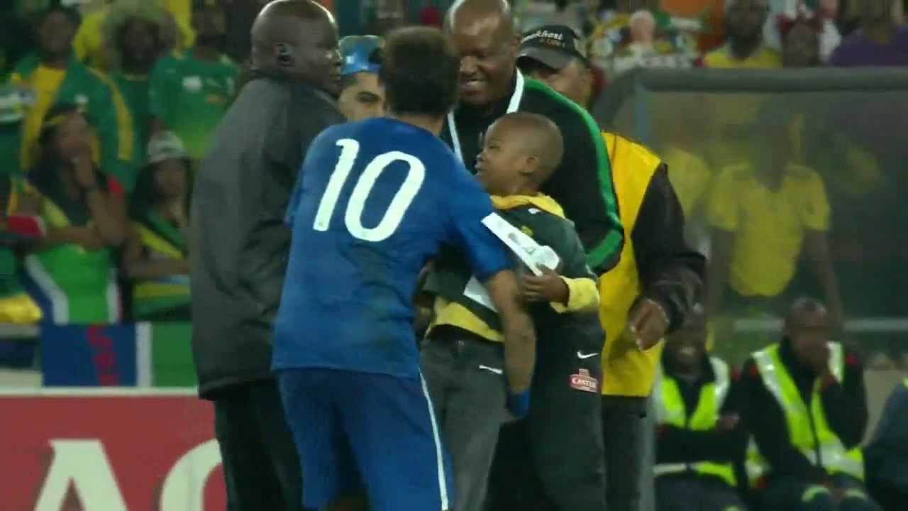 Neymar pega garoto de 7 anos nos braços - Jogo Brasil e África Amistoso