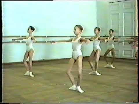 Método Vaganova 2 série - Saltos - Sauté, echappé e changement. 