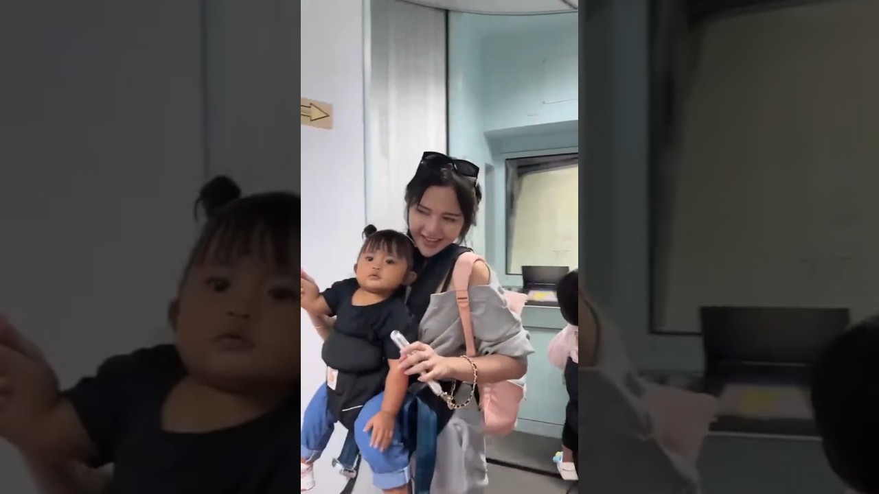 bella bonita dan dek cunda turun dari pesawat 