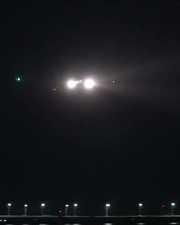 Pesawat landing di CGK saat malam 🌃