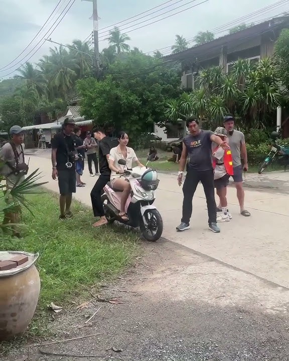 Lilis aja naik beat masa lu maunya BMW neng ðŸ¤