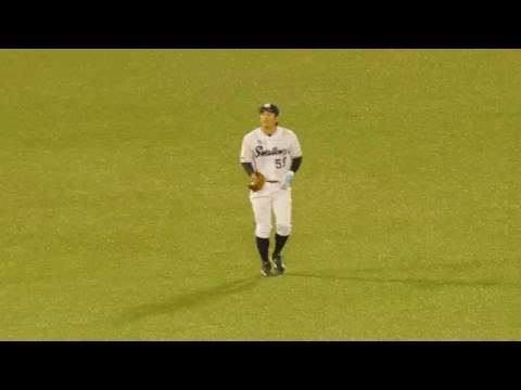 今浪隆博選手の落球で出塁を許す