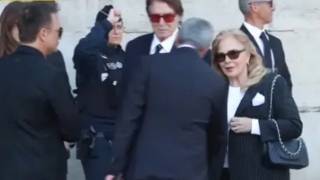 Sylvie Vartan, David : la famille Hallyday en soutien de Laura Smet aux obsèques de Nathalie Baye