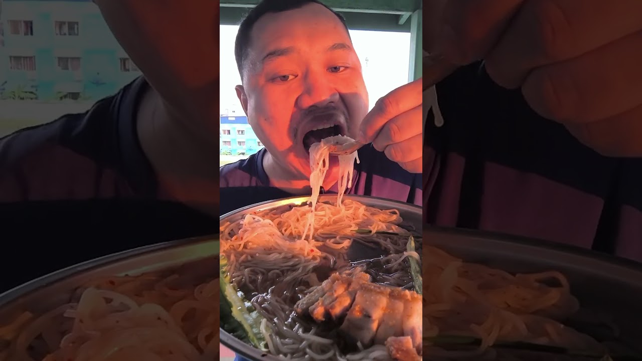 ขนมจีนซาวน้ำปลาร้าใส่กับหมูกรอบแกล้มผักนิดหน่อยจัดไปครับ