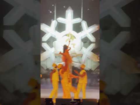 دخول ماريا كاري الأسطوري من السماء حفلة عيد الميلاد 