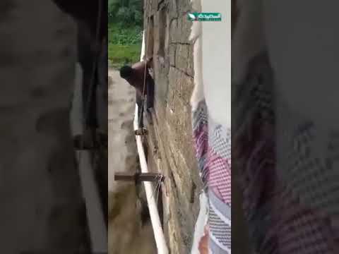 شاب ينقذ أسرة من موت محقق بعد أن إجتاحت السيول منزلها في #الخشب بمحافظة #إب