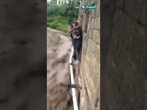 شاب ينقذ أسرة من موت محقق بعد أن إجتاحت السيول منزلها في #الخشب بمحافظة #إب