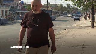 Leonardo Padura, escritor cubano de fama internacional, habla con la AP sobre su país y por qué elig