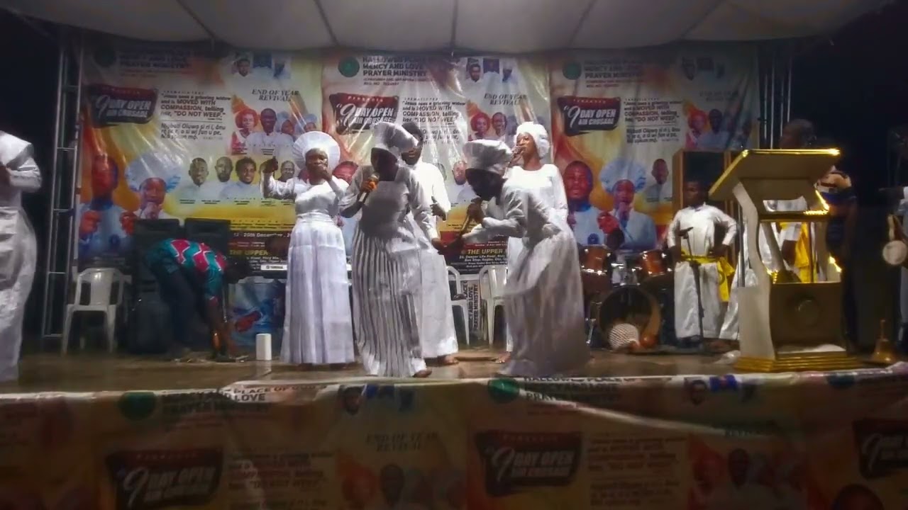 Выступление группы GLORIOUS TWINS на крестовых походах под открытым небом в Священном месте Бога.