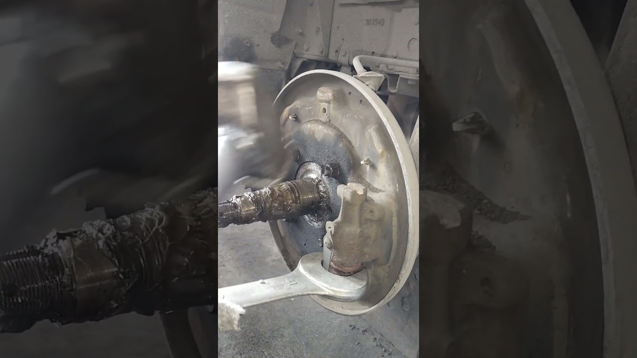 isuzu expert how to remove a  stuck brake slinder piston local work shop Isuzu nkr truck shot video