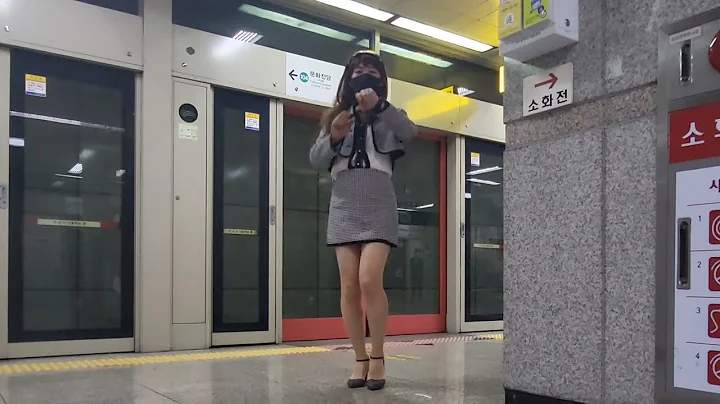 Going out wearing a tweed jacket and mini skirt / ...