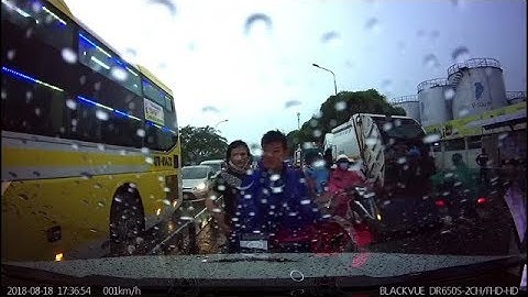 Xe máy đi vào làn ngược chiều còn chỉ tay lớn tiếng thách thức tài xế