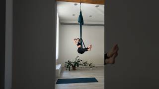 Sit in the air🪂#aerial #aerialhammock #aerialtricks #aerialvideo #hammocklife #posetutorial #shorts
