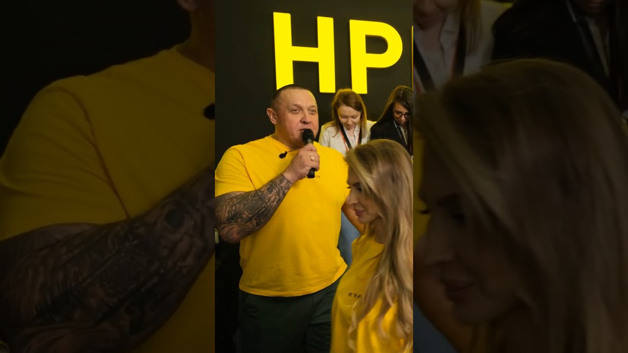 Михаил Кокляев на выставке 