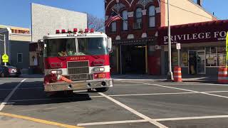 JERSEY CITY FIRE DEPARTMENT ENGINE 22 RESPONDING FROM QUARTERS IN JERSEY CITY, NEW JERSEY.