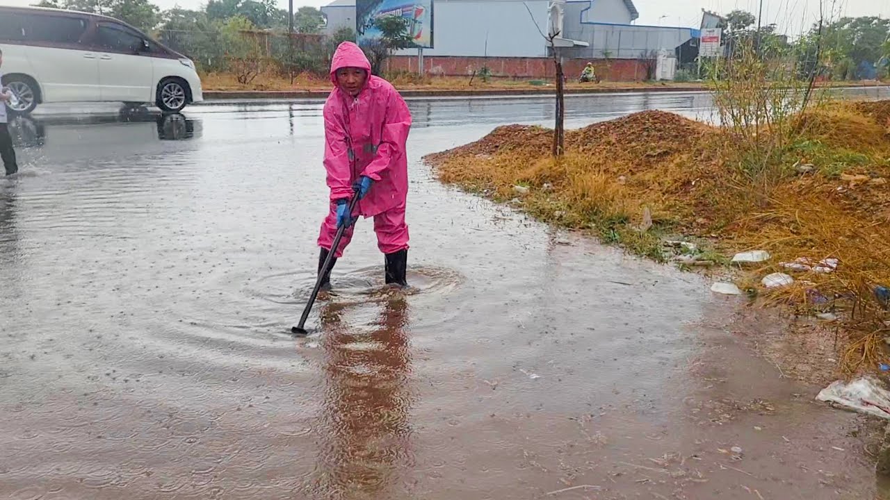 Draining Massive Flood By Unclogging Drains On Street - YouTube