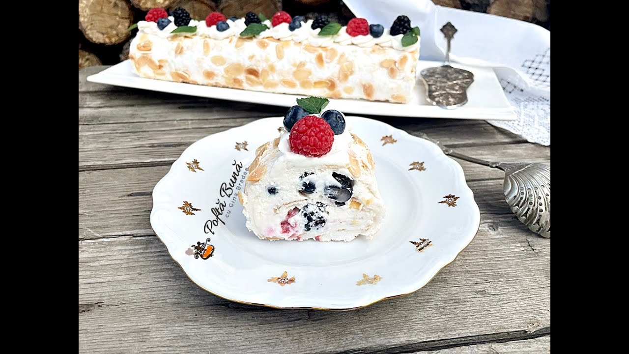 Rulada Pavlova - rulada cu bezea, fructe (zmeura, afine, mure, capsuni) si crema de mascarpone