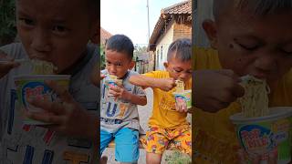 Makan Pop Mie Mini